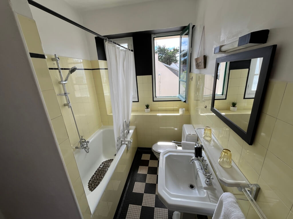 salle de bain de la chambre du studio Tudy de la résidence les dunes à l'Ile-Tudy
